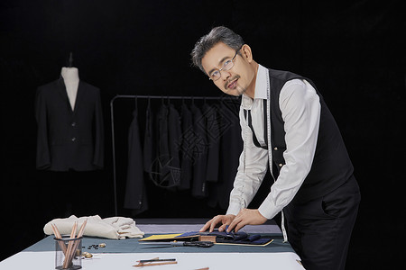 男性服装设计师为顾客定制面料高清图片