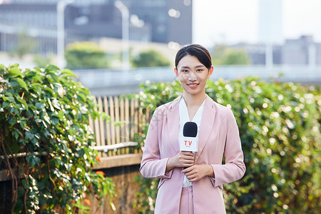 青年女记者户外采访形象背景图片