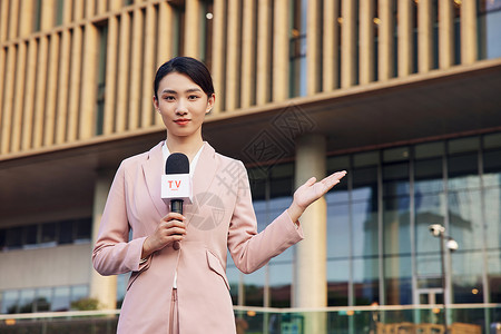 人物报道青年女记者户外解说形象背景