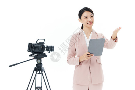 手拿平板电脑的新闻女记者青年女记者手拿平板电脑录制采访背景