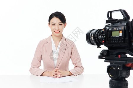 娱乐报道摄像机前的青年女性娱乐记者背景