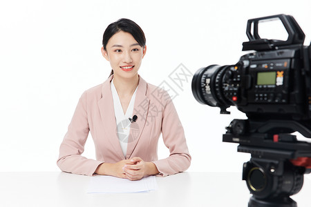 女性新闻记者采访形象摄像机前的女性新闻记者形象背景