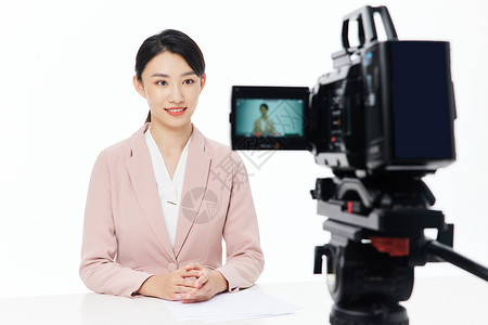 女性新闻记者采访形象摄像机前的女性媒体记者形象背景