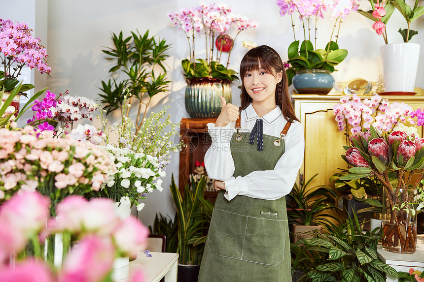 鲜花店美女销售员点赞手势图片