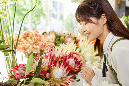 花艺店美女服务员检查鲜花图片