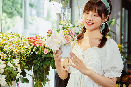 鲜花店美女服务员鲜花推荐图片