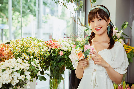 鲜花销售鲜花店美女服务员鲜花推荐背景