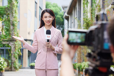 新闻直播素材年轻女记者户外录制背景