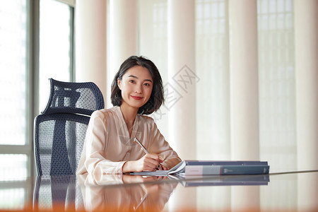 会议室微笑的职场商务女性图片