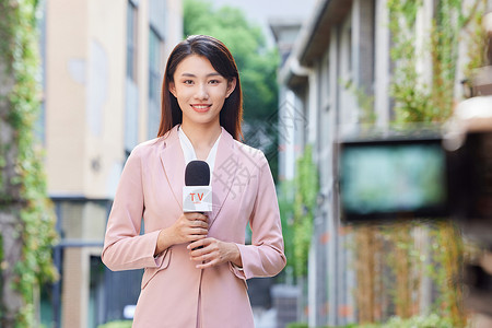 中国记者采访年轻女记者户外录制背景