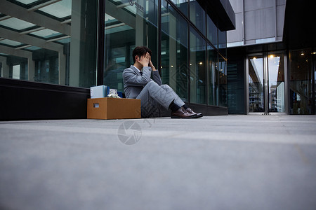 失业的职场商务男性独自伤心图片