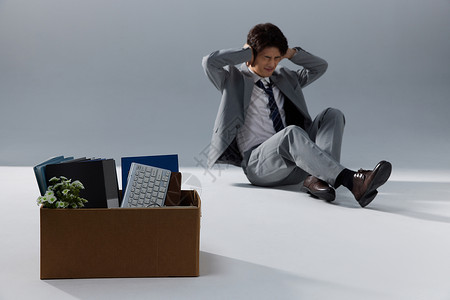 失业的职场商务男性瘫坐在地上图片
