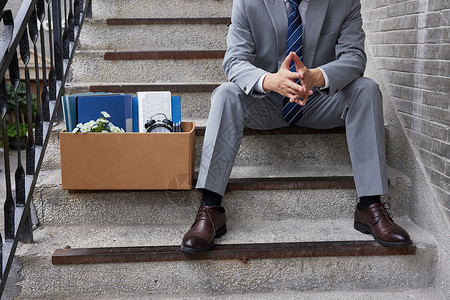 员工离职流程图职场商务男性失业坐在地上背景