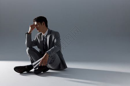 失业男性孤独形象图片