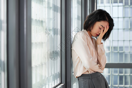 心情低落悲伤的职场女性图片