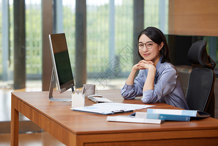 上班中的职场商务女性秘书图片