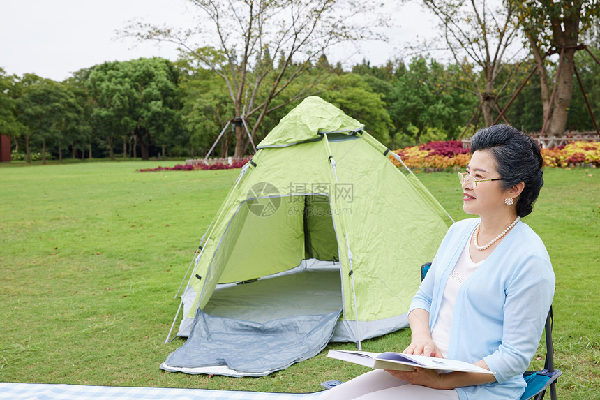 公园草地看书的奶奶图片