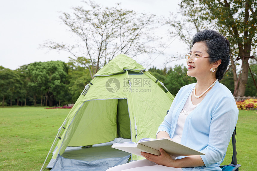 慈祥奶奶在公园看书图片