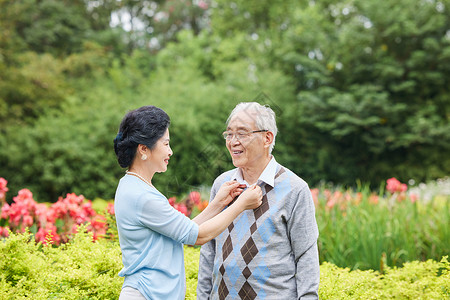 花博会奶奶给爷爷整理衬衫领口背景