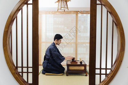 日系男性使用茶具筛茶图片