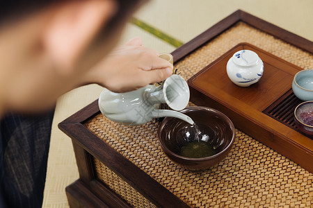 日系男性手拿茶筅筛茶特写日系男性沏茶特写背景