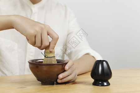 日系男性手拿茶筅筛茶特写手拿茶筅筛抹茶背景