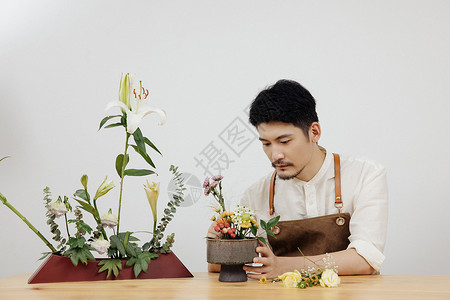 日系男性花艺师插花图片