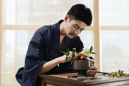日本花艺师修剪花枝插花图片