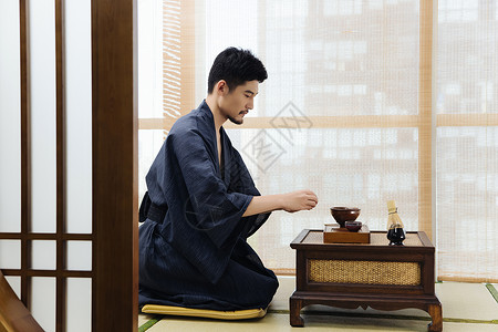 日式茶道茶艺师喝茶图片