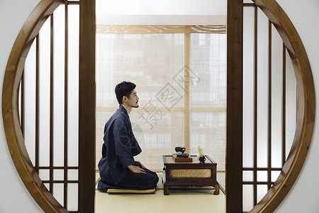 日式茶道茶艺师端坐侧身形象图片