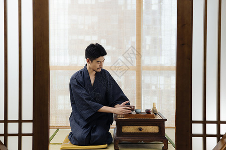 日式茶道茶艺师端坐使用茶具图片