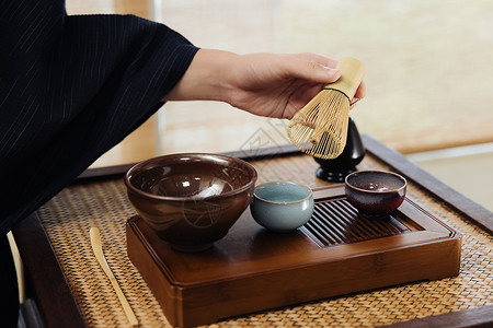日式茶道茶艺师使用茶筅筛茶特写日式茶道茶艺师使用茶筅特写背景