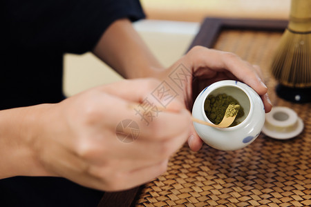 茶艺师使用茶勺取抹茶粉特写背景图片