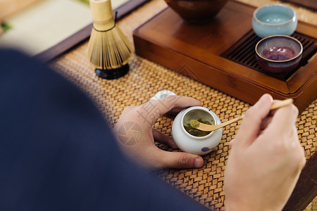 撒粉抹茶面包茶艺师使用茶勺取抹茶粉特写背景