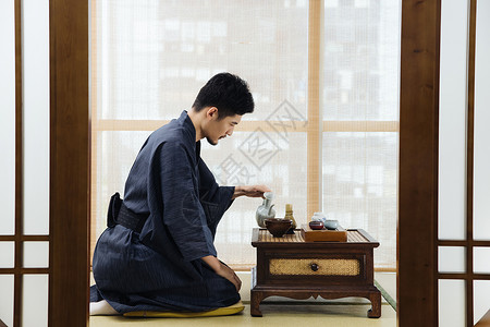 日系男性沏茶背景图片