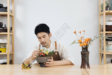 在工作室插花的男性花艺师图片
