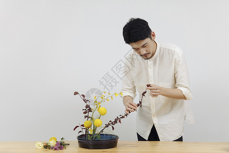 男青年插花调整花枝图片