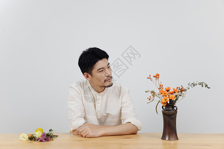 日式男性花艺师看插花作品背景