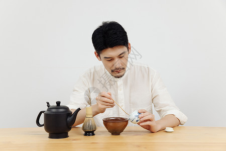 茶艺师使用茶勺取抹茶粉图片