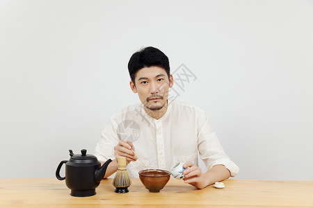 茶艺师使用茶勺取抹茶粉背景图片