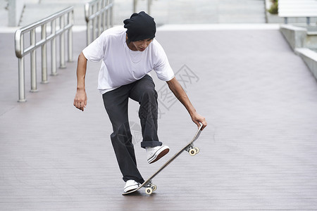 滑板少年玩滑板做动作图片