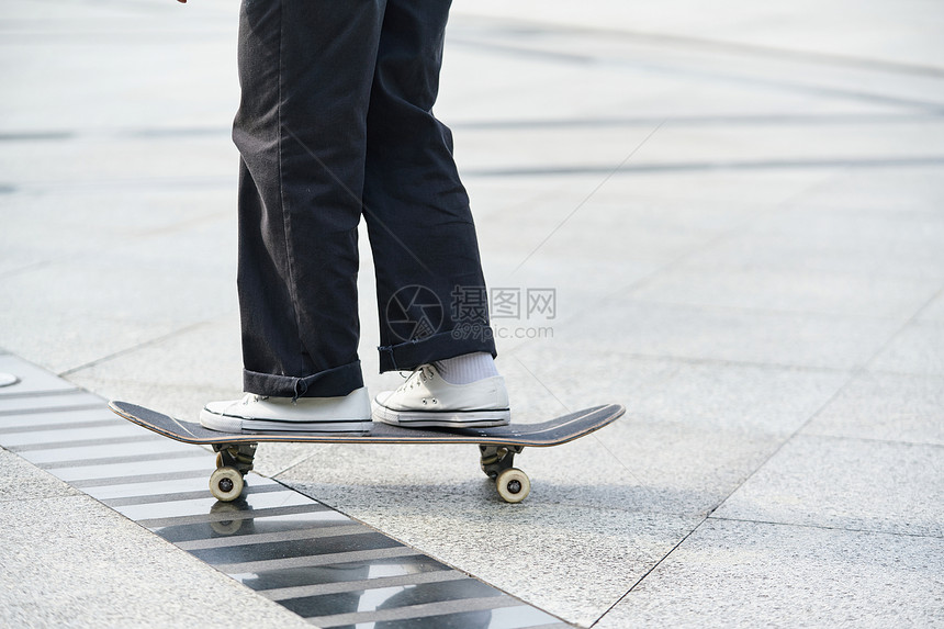 户外玩滑板的青年男性脚步特写图片