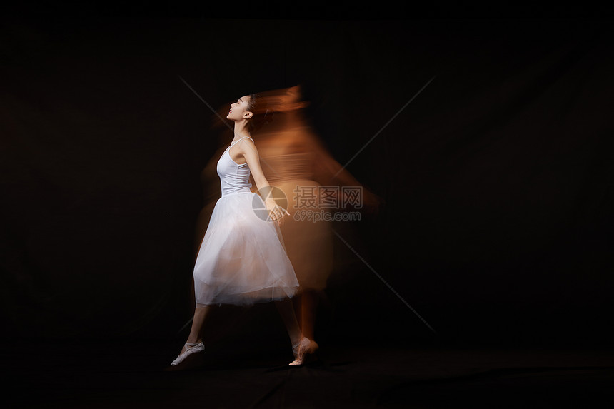 女性舞蹈动作图片