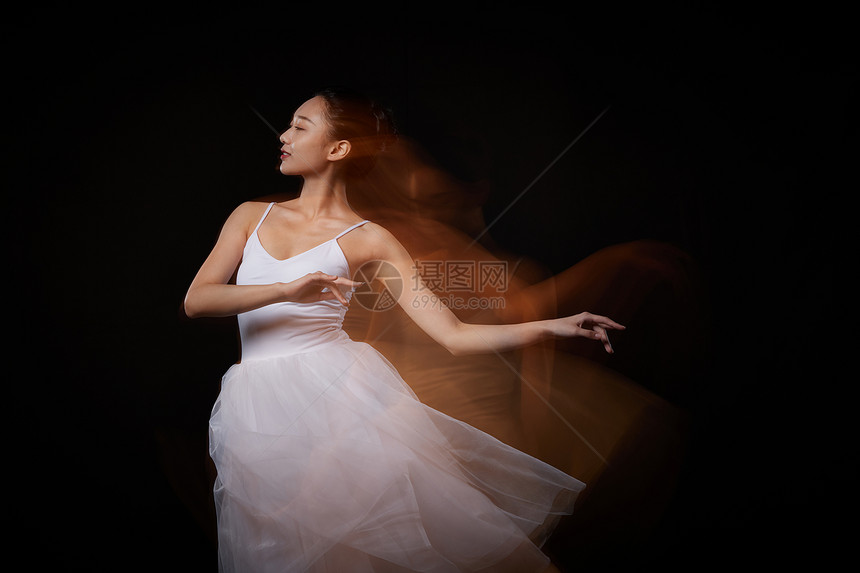 跳舞的女性身影图片