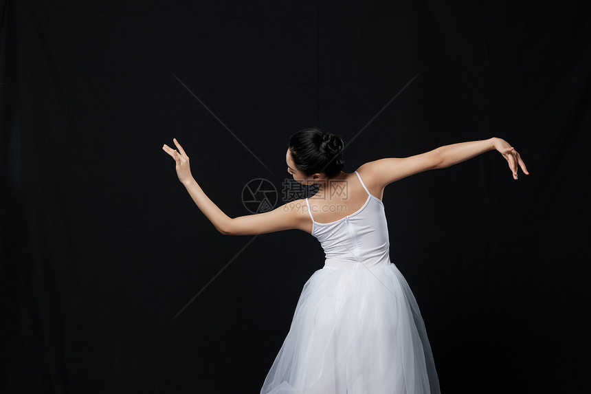 黑色背景跳舞的女性图片
