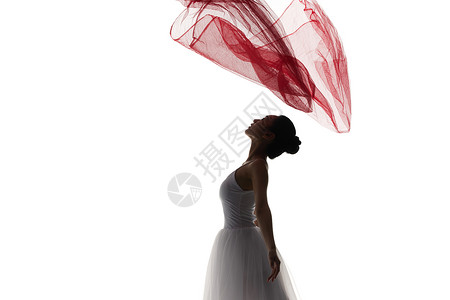 烟纱丝带拿着红色丝带跳舞的女性剪影背景