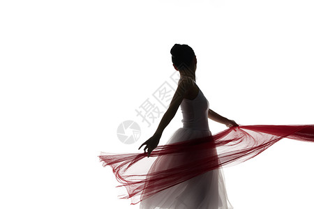 手拿红绫丝带跳舞的女性剪影高清图片