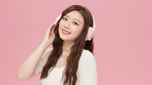 青春韩系女性听音乐图片