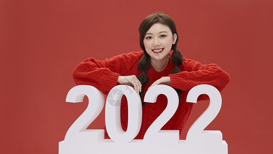 年轻女性迎接2022年形象高清图片
