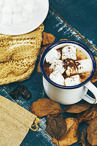 蓝色桌面上的秋冬季奶茶热饮背景图片